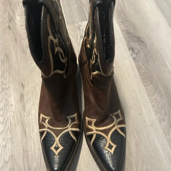 Ariat Brown and Black Heeled Boots with Western Flair - Picture 7 of 7